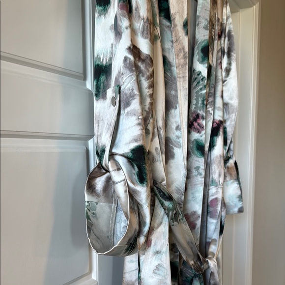 Elegant Tie-Dye Robe - Picture 3 of 9